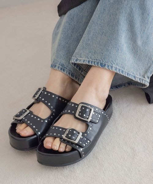 JEANASIS(ジーナシス)の「スタッズベルトフラットサンダル/323920(サンダル・レディース・ブラック/ベージュ・MEDIUM/LARGE)」の1枚目の写真