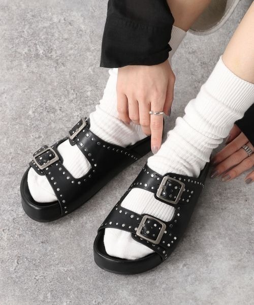 JEANASIS(ジーナシス)の「スタッズベルトフラットサンダル/323920(サンダル・レディース・ブラック/ベージュ・MEDIUM/LARGE)」の4枚目の写真