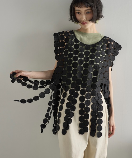 THE YOn（ザヨン）の「サークルパターンレースフリンジヘムノースリブラウス（ベスト・レディース・アイボリー/ブラック・FREE）」の2枚目の写真