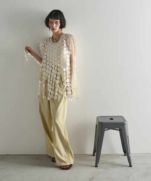 THE YOn（ザヨン）の「サークルパターンレースフリンジヘムノースリブラウス（ベスト・レディース・アイボリー/ブラック・FREE）」の17枚目の写真