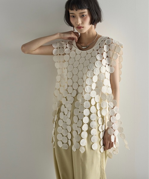 THE YOn（ザヨン）の「サークルパターンレースフリンジヘムノースリブラウス（ベスト・レディース・アイボリー/ブラック・FREE）」の5枚目の写真
