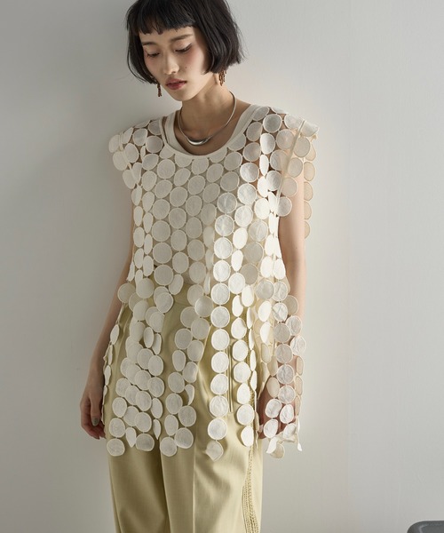 THE YOn（ザヨン）の「サークルパターンレースフリンジヘムノースリブラウス（ベスト・レディース・アイボリー/ブラック・FREE）」の6枚目の写真