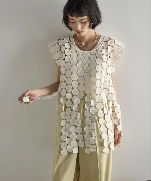 THE YOn（ザヨン）の「サークルパターンレースフリンジヘムノースリブラウス（ベスト・レディース・アイボリー/ブラック・FREE）」の4枚目の写真