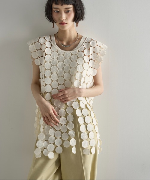 THE YOn（ザヨン）の「サークルパターンレースフリンジヘムノースリブラウス（ベスト・レディース・アイボリー/ブラック・FREE）」の3枚目の写真