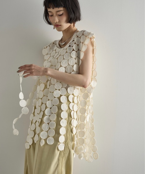 THE YOn（ザヨン）の「サークルパターンレースフリンジヘムノースリブラウス（ベスト・レディース・アイボリー/ブラック・FREE）」の8枚目の写真