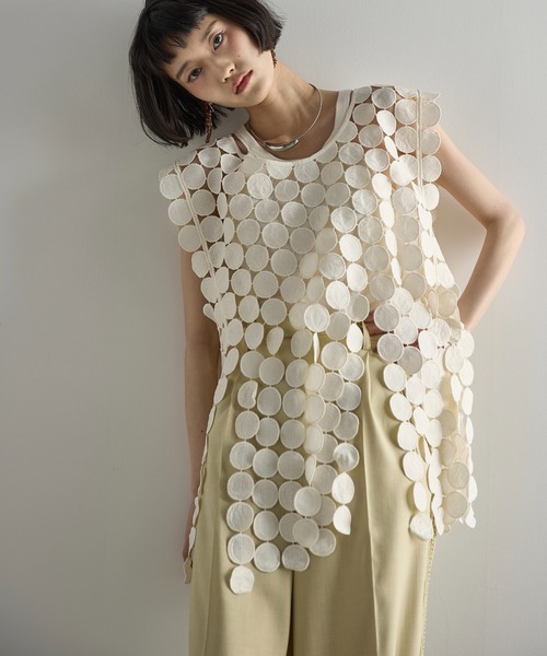 THE YOn（ザヨン）の「サークルパターンレースフリンジヘムノースリブラウス（ベスト・レディース・アイボリー/ブラック・FREE）」の7枚目の写真