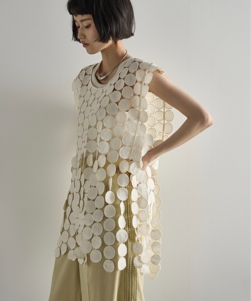 THE YOn（ザヨン）の「サークルパターンレースフリンジヘムノースリブラウス（ベスト・レディース・アイボリー/ブラック・FREE）」の9枚目の写真