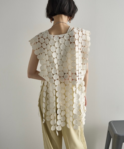 THE YOn（ザヨン）の「サークルパターンレースフリンジヘムノースリブラウス（ベスト・レディース・アイボリー/ブラック・FREE）」の11枚目の写真