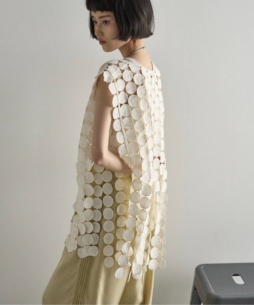 THE YOn（ザヨン）の「サークルパターンレースフリンジヘムノースリブラウス（ベスト・レディース・アイボリー/ブラック・FREE）」の10枚目の写真