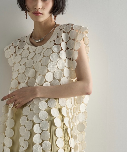 THE YOn（ザヨン）の「サークルパターンレースフリンジヘムノースリブラウス（ベスト・レディース・アイボリー/ブラック・FREE）」の12枚目の写真
