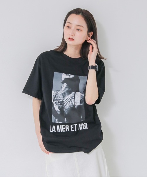 UNIT CHEST(ユニットチェスト)の「【UNIT CHEST】unique unisex T-shirt VTFAコラボT ”La mer et moi” by Nina Tugawa(Tシャツ/カットソー・レディース・ブラック/ホワイト・M/S/L)」の2枚目の写真