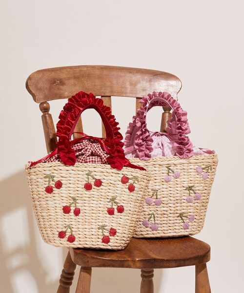 Maison de FLEUR（メゾンドフルール）の「チェリーメイズフリルハンドルカゴバッグ（かごバッグ・レディース・ピンク/レッド・FREE）」の7枚目の写真