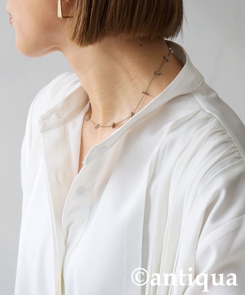 antiqua(アンティカ)の「プリーツタックシャツ(シャツ/ブラウス・レディース・オフホワイト/ブラック・ONESIZE)」の4枚目の写真