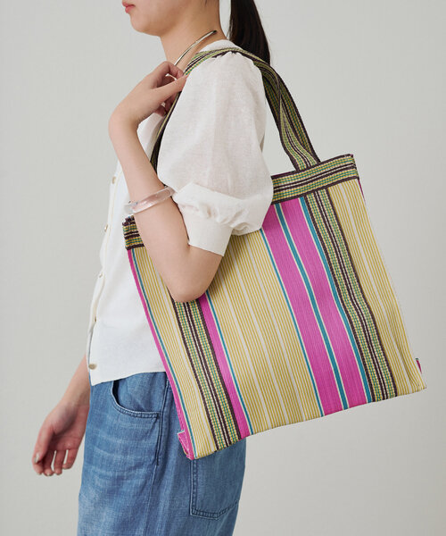 LOUNGEDRESS(ラウンジドレス)の「【A&A Accessories】 INDIA ビニールストライプBAG(トートバッグ・レディース・ブルー/ピンク・FREE)」の6枚目の写真