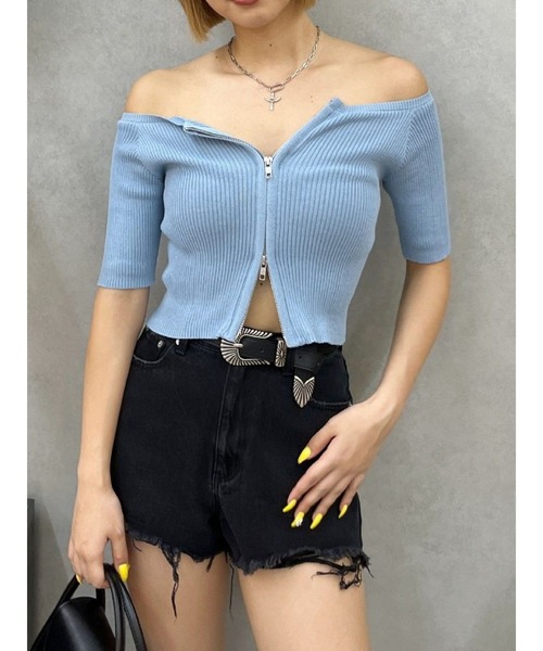 EVRIS(エヴリス)の「フロントジップハーフスリーブオフショルトップス(Tシャツ/カットソー・レディース・ブラック/ブルー/レッド/ホワイト・FREE)」の1枚目の写真