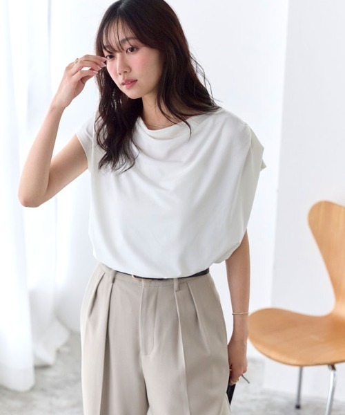 Pierrot(ピエロ)の「接触冷感ドレープフレンチスリーブTシャツ(Tシャツ/カットソー・レディース・ネイビー/ブラック/ライトブルー/オフホワイト/ライトグレー・M/L/LL)」の14枚目の写真