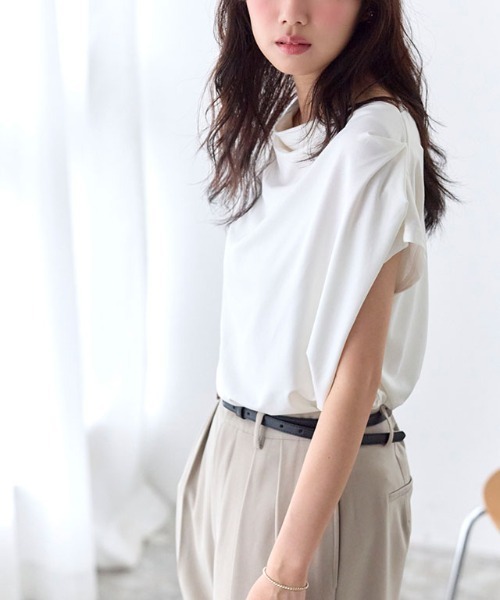 Pierrot(ピエロ)の「接触冷感ドレープフレンチスリーブTシャツ(Tシャツ/カットソー・レディース・ネイビー/ブラック/ライトブルー/オフホワイト/ライトグレー・M/L/LL)」の15枚目の写真