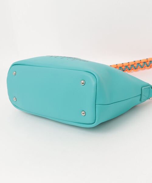 MARK & LONA(マークアンドロナ)の「VIta Sling Bag(ショルダーバッグ・レディース・ホワイト/ブラック/エメラルドブルー・FREE)」の14枚目の写真
