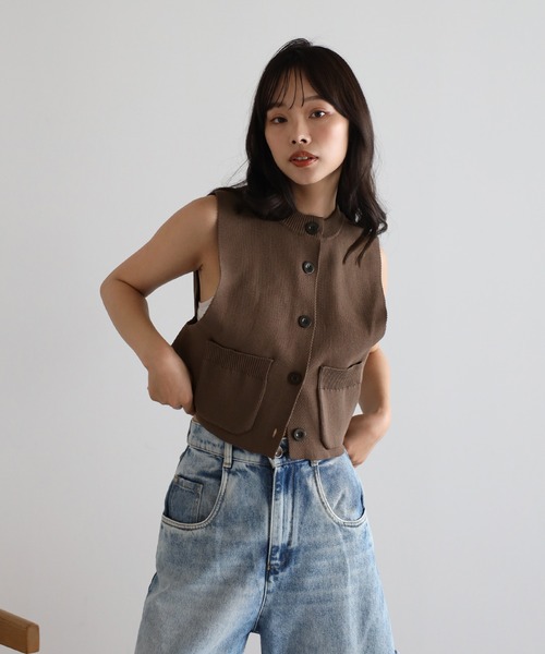 ENC（エンク）の「【動画あり】black button mini pocket dry touch knit vest / 黒釦ミニポケットドライタッチニットベスト（ベスト・レディース・ライトイエロー/ブラック/ダークブラウン・FREE）」の3枚目の写真