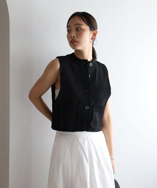 ENC（エンク）の「【動画あり】black button mini pocket dry touch knit vest / 黒釦ミニポケットドライタッチニットベスト（ベスト・レディース・ライトイエロー/ブラック/ダークブラウン・FREE）」の2枚目の写真