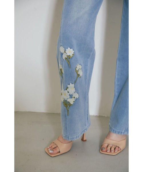 &. NOSTALGIA（アンドドットノスタルジア）の「フラワー刺繍デニムパンツ（その他パンツ・レディース・サックスブルー/インディゴブルー・S/M）」の2枚目の写真