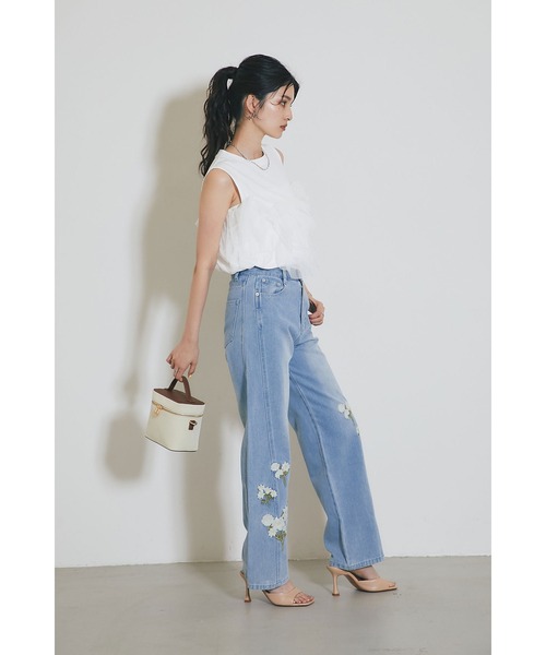 &. NOSTALGIA（アンドドットノスタルジア）の「フラワー刺繍デニムパンツ（その他パンツ・レディース・サックスブルー/インディゴブルー・S/M）」の4枚目の写真