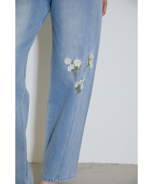 &. NOSTALGIA（アンドドットノスタルジア）の「フラワー刺繍デニムパンツ（その他パンツ・レディース・サックスブルー/インディゴブルー・S/M）」の7枚目の写真