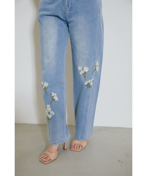 &. NOSTALGIA（アンドドットノスタルジア）の「フラワー刺繍デニムパンツ（その他パンツ・レディース・サックスブルー/インディゴブルー・S/M）」の8枚目の写真