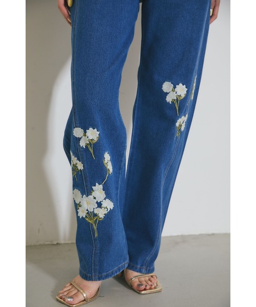 &. NOSTALGIA（アンドドットノスタルジア）の「フラワー刺繍デニムパンツ（その他パンツ・レディース・サックスブルー/インディゴブルー・S/M）」の19枚目の写真