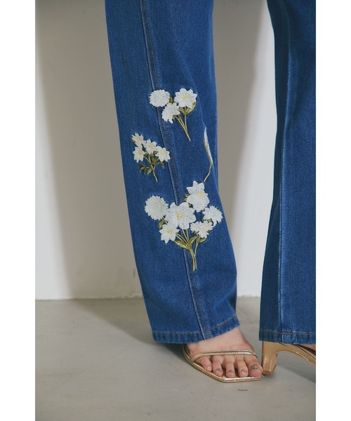 &. NOSTALGIA（アンドドットノスタルジア）の「フラワー刺繍デニムパンツ（その他パンツ・レディース・サックスブルー/インディゴブルー・S/M）」の21枚目の写真
