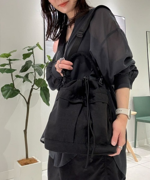 Right-on（ライトオン）の「【HONEYSUCKLE ROSE】巾着ショルダー（ショルダーバッグ・レディース・ブラック/オフホワイト/ピンク・ONE SIZE）」の12枚目の写真