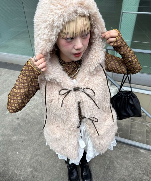 CIAOPANIC（チャオパニック）の「フード付きリボンファーベスト（ベスト・レディース・チャコールグレー/ベージュ/モカ/アイボリー・ONE SIZE）」の2枚目の写真