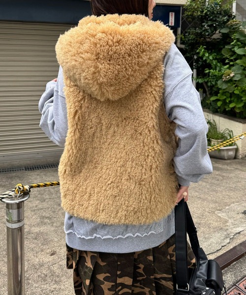 CIAOPANIC（チャオパニック）の「フード付きリボンファーベスト（ベスト・レディース・チャコールグレー/ベージュ/モカ/アイボリー・ONE SIZE）」の21枚目の写真