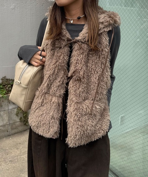 CIAOPANIC（チャオパニック）の「フード付きリボンファーベスト（ベスト・レディース・チャコールグレー/ベージュ/モカ/アイボリー・ONE SIZE）」の12枚目の写真