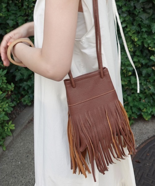 CORNERS(コーナーズ)の「フェイクレザーフリンジショルダーバッグ(ショルダーバッグ・レディース・ブラック/ブラウン/ベージュ・FREE)」の2枚目の写真