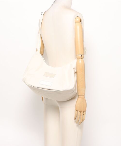 HUNTER(ハンター)の「HUNTER/ハンター ショルダーバッグ NYLON MIDI HOBO ナイロンミディアムホーボー 撥水 UBS5555KBM(ショルダーバッグ・レディース・ホワイト・FREE)」の5枚目の写真