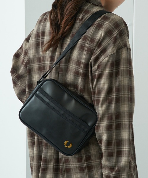 FRED PERRY（フレッドペリー）の「【FRED PERRY】TONAL CLASSIC MINI SHOULDERBAG L2169（ショルダーバッグ・レディース・ブラック・FREE）」の4枚目の写真