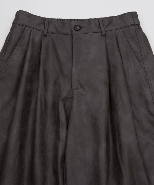 Crownor(クラウノアー)の「PU タック ワイドパンツ(スラックス・メンズ・チャコール/ブラック・SMALL/MEDIUM/LARGE)」の4枚目の写真