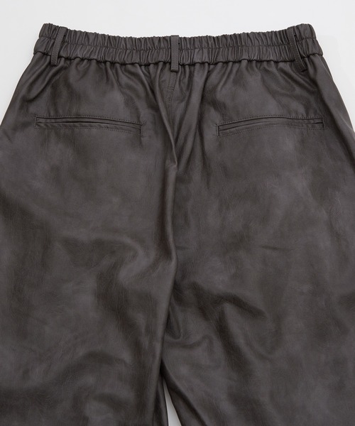 Crownor(クラウノアー)の「PU タック ワイドパンツ(スラックス・メンズ・チャコール/ブラック・SMALL/MEDIUM/LARGE)」の5枚目の写真