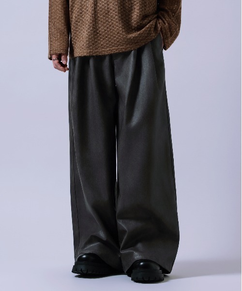Crownor（クラウノアー）の「PU タック ワイドパンツ（スラックス・メンズ・チャコール/ブラック・SMALL/MEDIUM/LARGE）」の5枚目の写真