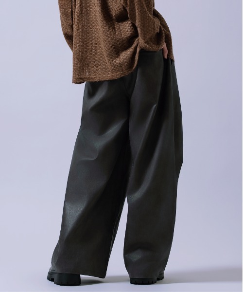 Crownor（クラウノアー）の「PU タック ワイドパンツ（スラックス・メンズ・チャコール/ブラック・SMALL/MEDIUM/LARGE）」の3枚目の写真