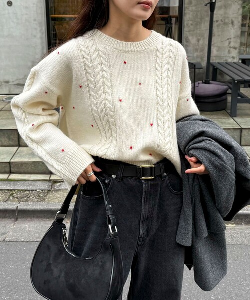 fredy emue（フレディエミュ）の「ハート刺繍柄編みニットプルオーバー