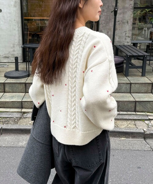 fredy emue（フレディエミュ）の「ハート刺繍柄編みニットプルオーバー