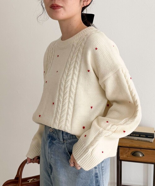 fredy emue（フレディエミュ）の「ハート刺繍柄編みニットプルオーバー