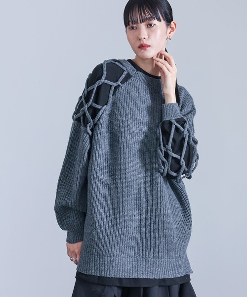 kOhAKU(コハク)の「『異素材ドッキングクロスデザインニット』(ニット/セーター・レディース・チャコール/ブラック・FREE)」の1枚目の写真