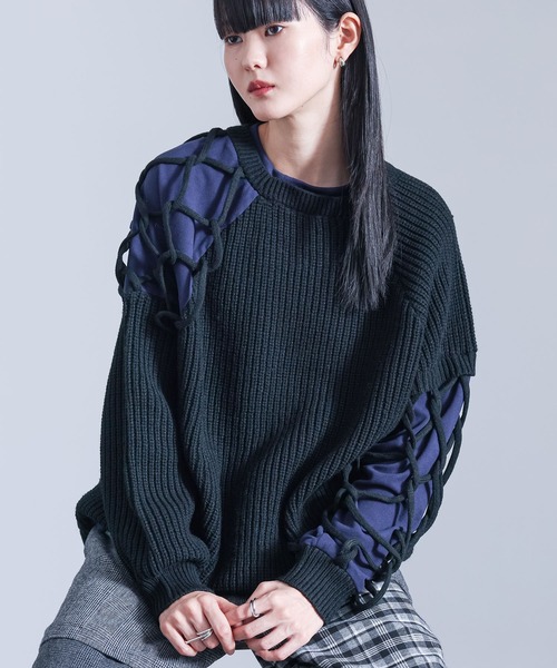 kOhAKU(コハク)の「『異素材ドッキングクロスデザインニット』(ニット/セーター・レディース・チャコール/ブラック・FREE)」の2枚目の写真