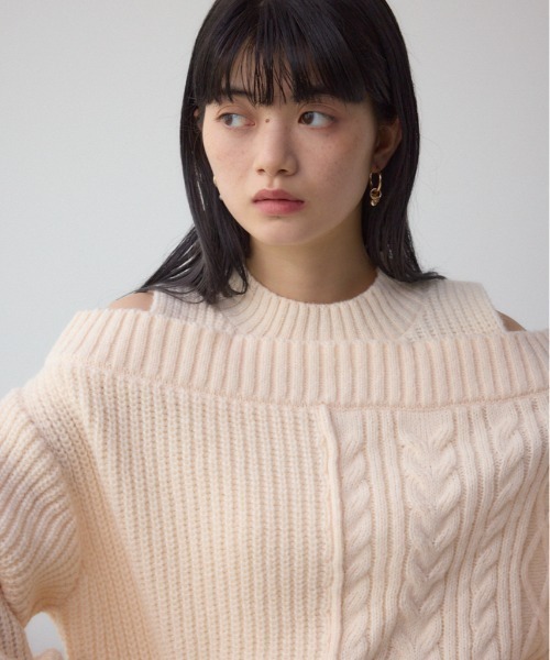 AZUL by moussy(アズールバイマウジー)の「オープンショルダーケーブルニット(ニット/セーター・レディース・杢グレー/アイボリー/ブラック・SMALL/MEDIUM)」の2枚目の写真