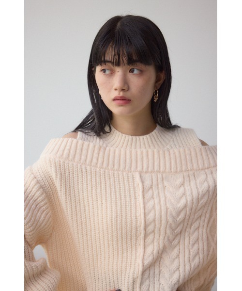 AZUL by moussy(アズールバイマウジー)の「オープンショルダーケーブルニット(ニット/セーター・レディース・杢グレー/アイボリー/ブラック・SMALL/MEDIUM)」の4枚目の写真