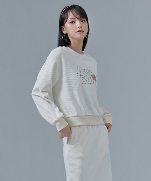 CHASECULT(チェイスカルト)の「女性起毛刺繍スウェットTシャツ-CFRG5174D0A(スウェット・レディース・アイボリー・85/90/95)」の2枚目の写真