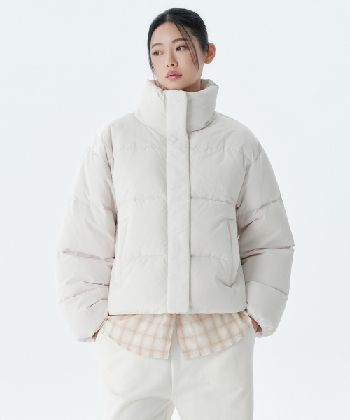 MUSINSA STANDARD WOMAN（ムシンサスタンダードウーマン）の「レディースダウンパフショートパッド入りジャケット[アイボリー]（ダウンジャケット/コート・レディース・その他・SMALL/MEDIUM/LARGE/X-SMALL）」の2枚目の写真